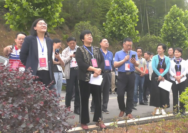 王艳梅主持召开崇阳县第十八届人民代表大会常务委员会第三十五次会议